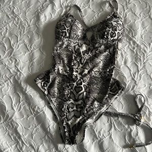 Tommy Bahama one piece, comfy animal, print black-and-white